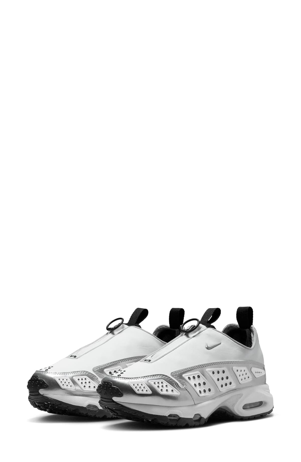 Par de zapatillas Nike Air Max SNDR SE blancas y plateadas con cubierta con cierre, paneles perforados y cámara Air visible