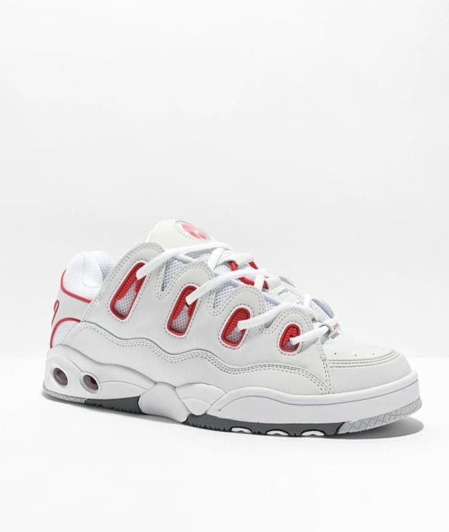 Tenis Osiris D3 OG blancos con acentos rojos en las presillas de las agujetas y suela gris