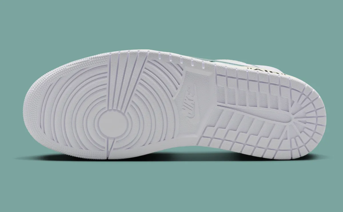 Detalle del branding V.A.A. for Nike en el panel medial