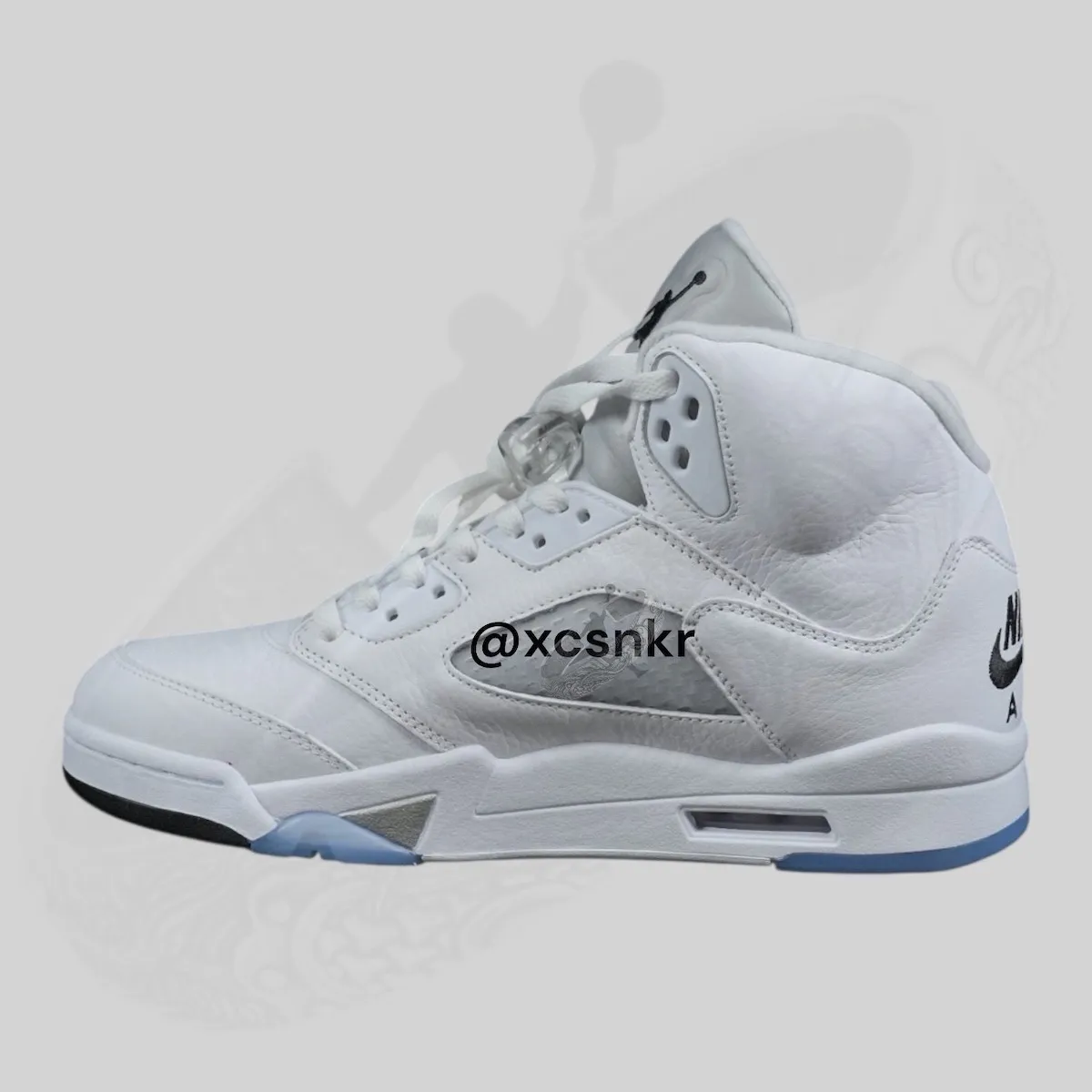 Detalle del branding Nike Air en el heel y la lengüeta reflectante