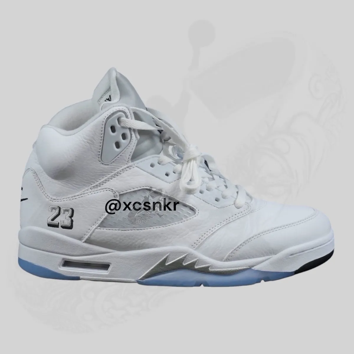 Air Jordan 5 White Metallic Silver con Nike Air branding en el talón