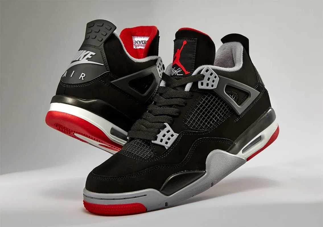 Air Jordan 4 Bred desde otro ángulo